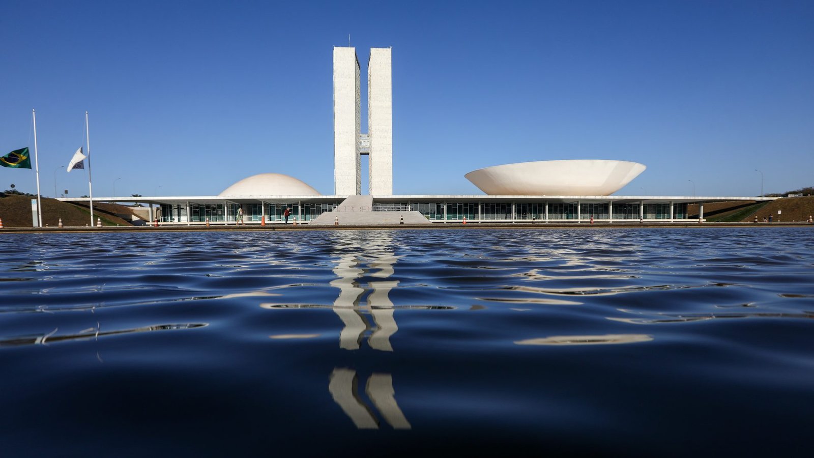 Congresso Nacional refletido no espelho d’água, em Brasília