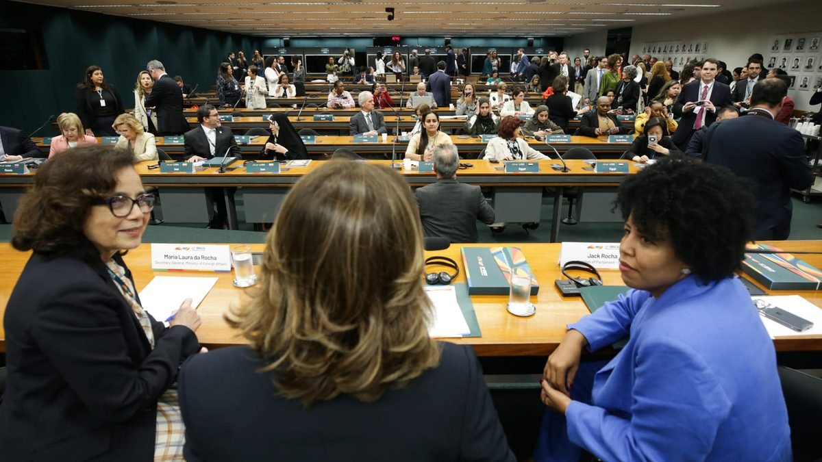 Mulheres reunidas em atividade política