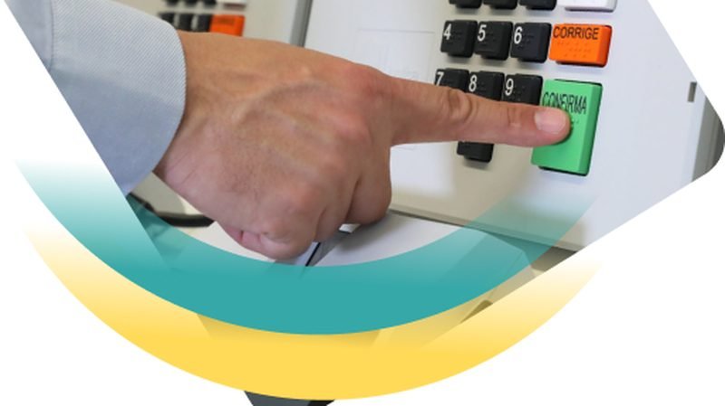 Eleitor digita o voto em urna eletrônica